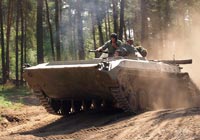 Der BMP Schützenpanzer fährt über unsere Offroad-Gelände"